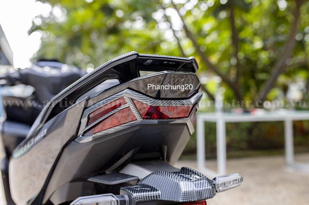 CHỤP ĐUÔI BIỂN SỐ DÙNG CHO ĐỜI XE VARIO 160cc - VARIO 2022 2023 CACBON