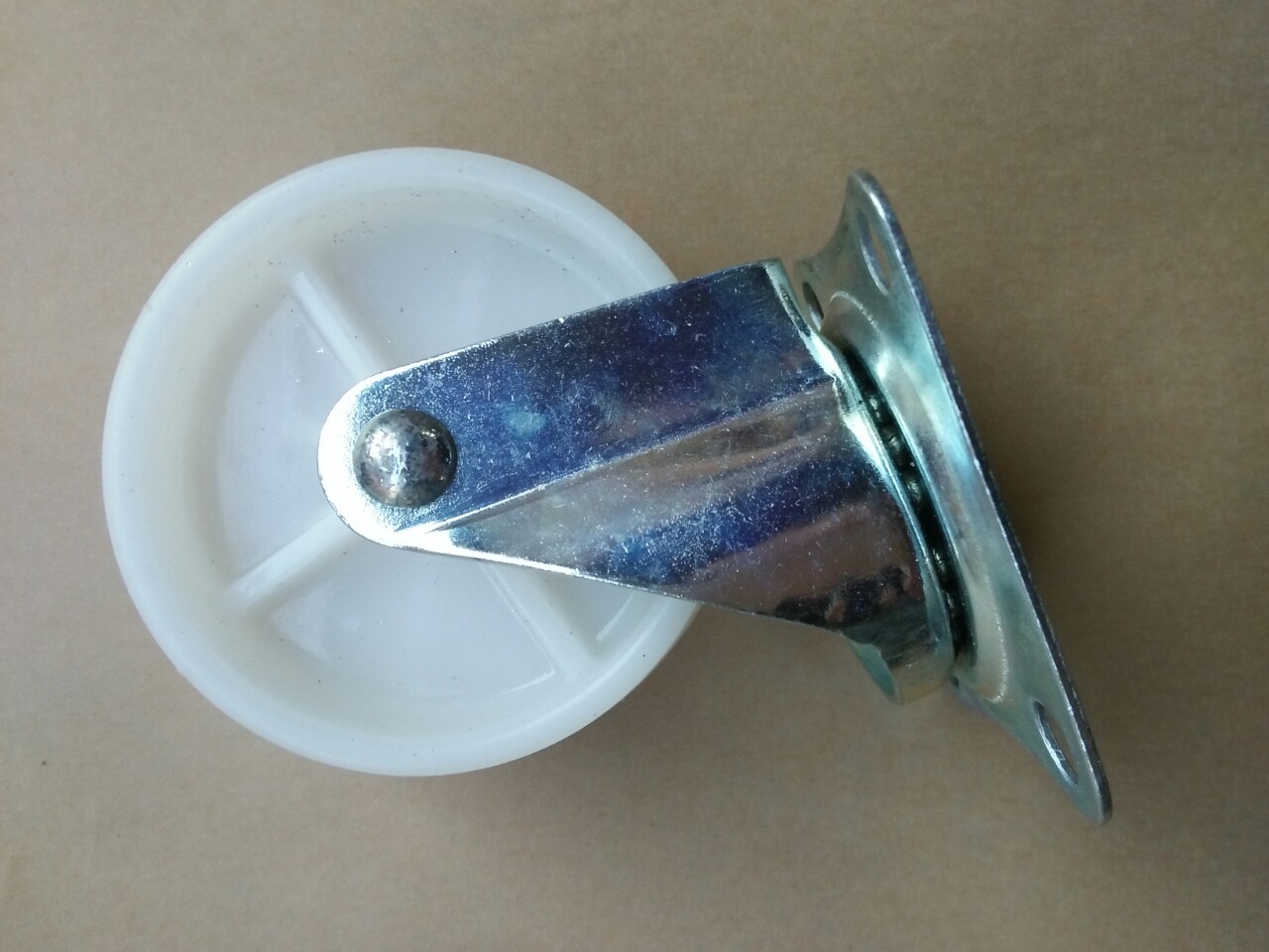 Bánh xe đẩy nhựa trắng 7 cm xoay 360 độ, có khóa chống trượt