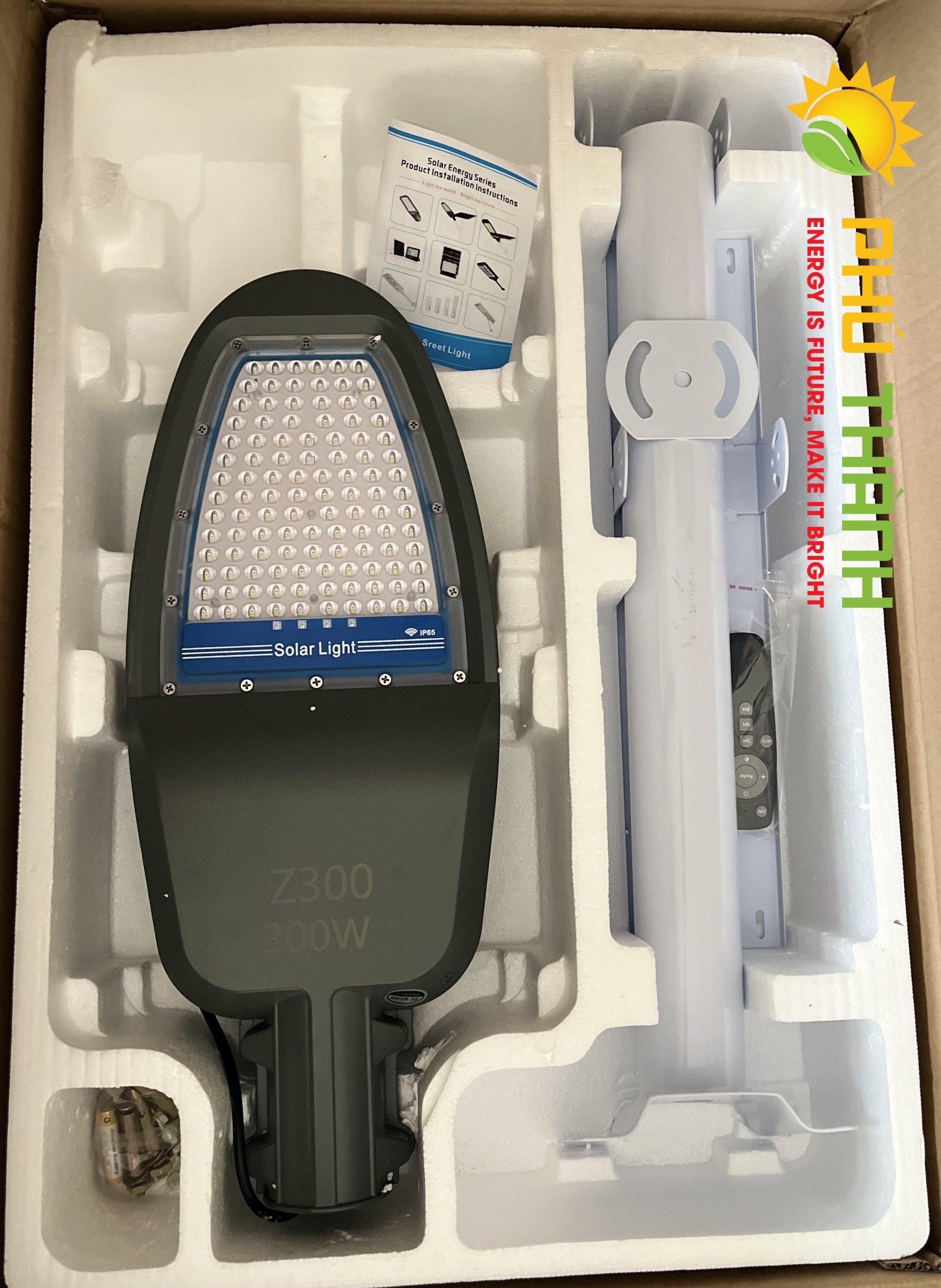 Đèn đường năng lượng mặt trời 300W Z300 , có cần đèn, có điều khiển từ xa