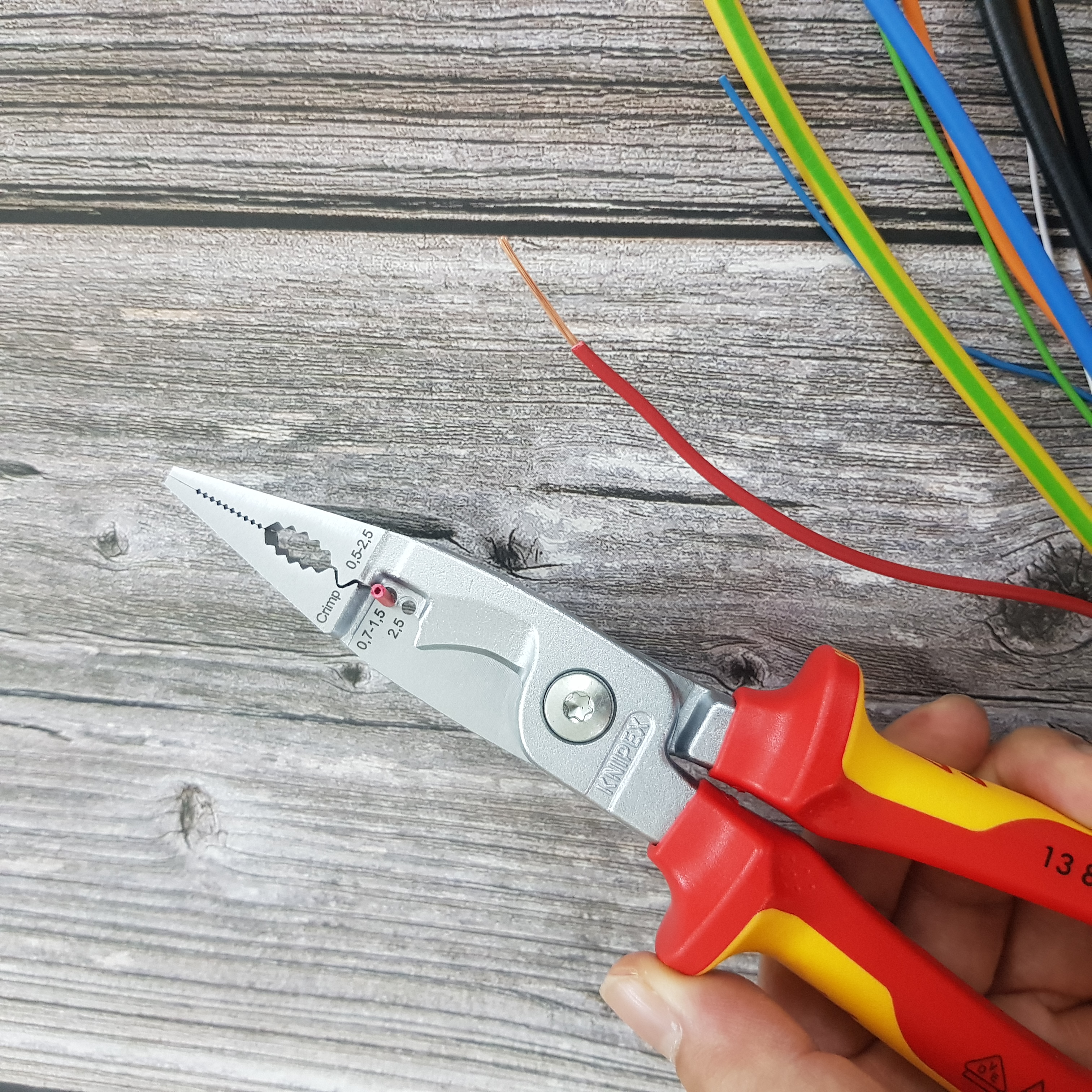 Kìm Lắp Điện Đa Năng 6 Công Dụng Cách Điện 1000 Volt - Knipex 13 86 200