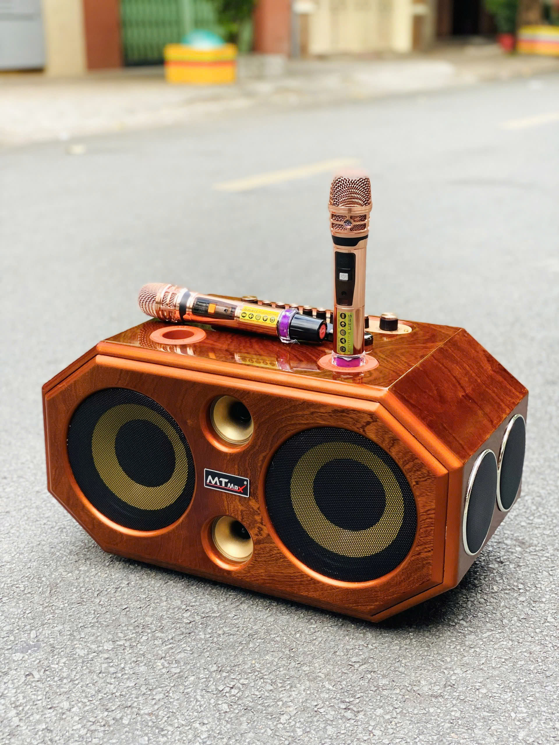 Loa Xách Tay Sang Trọng Full Gỗ MTMAX G5Pro Hệ Thống 8 Loa Âm Thanh Đa Chiều Bass20 Đôi Công Suất 500W Công Nghệ Bass Boost Nghe Nhạc Căng Ấm, Tiếng Lên Siêu Rõ Đi Kèm Cặp Micro Hát Nhẹ Vang Sâu. HÀNG CHÍNH HÃNG