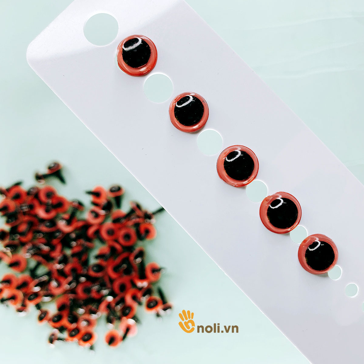 Mắt thú màu đỏ