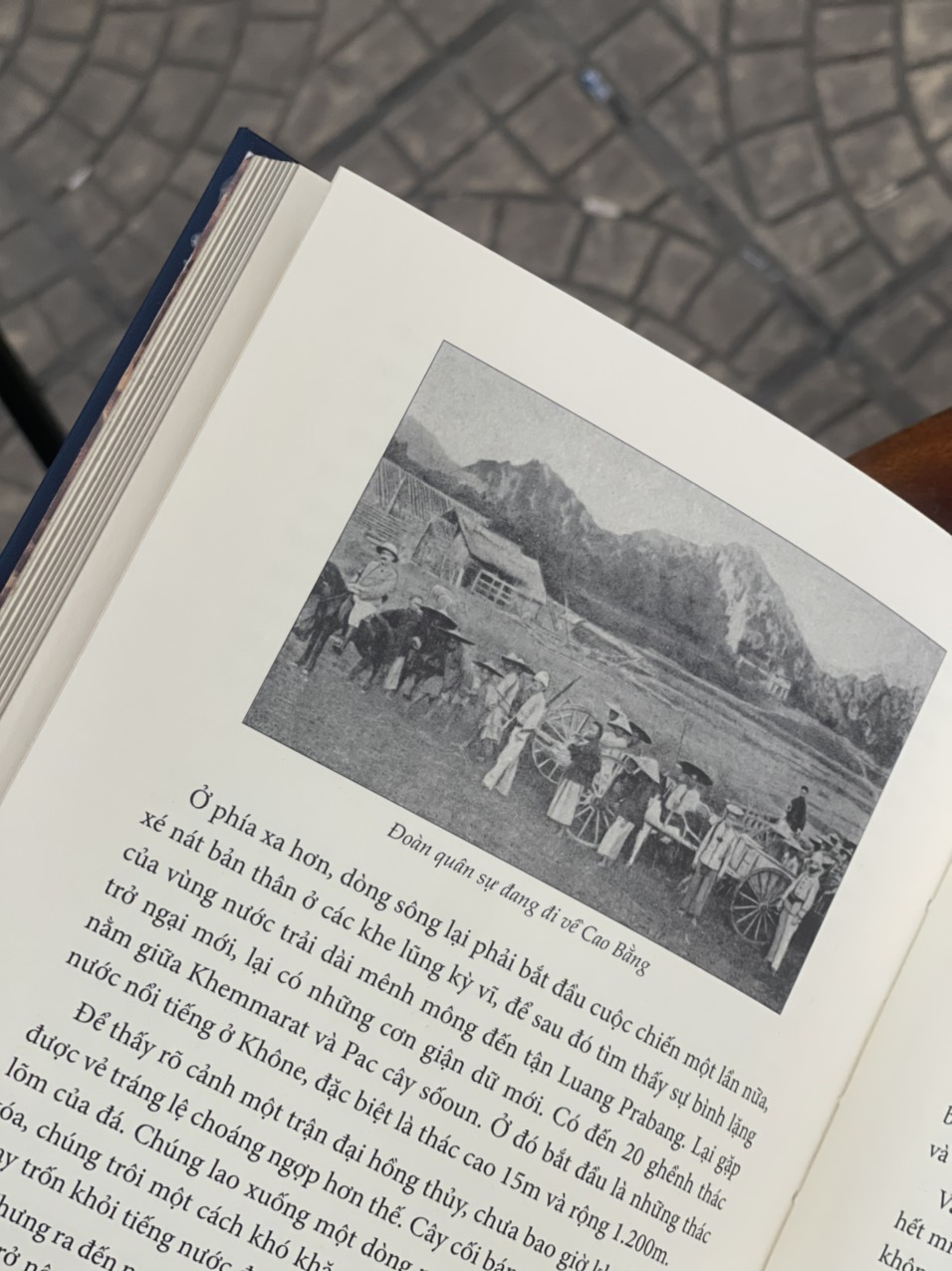 Ở ĐÔNG DƯƠNG (EN INDOCHINE) – Ấn bản bìa da PU, giấy mỹ thuật, bụng mạ vàng – Maihabooks – NXB Thế Giới