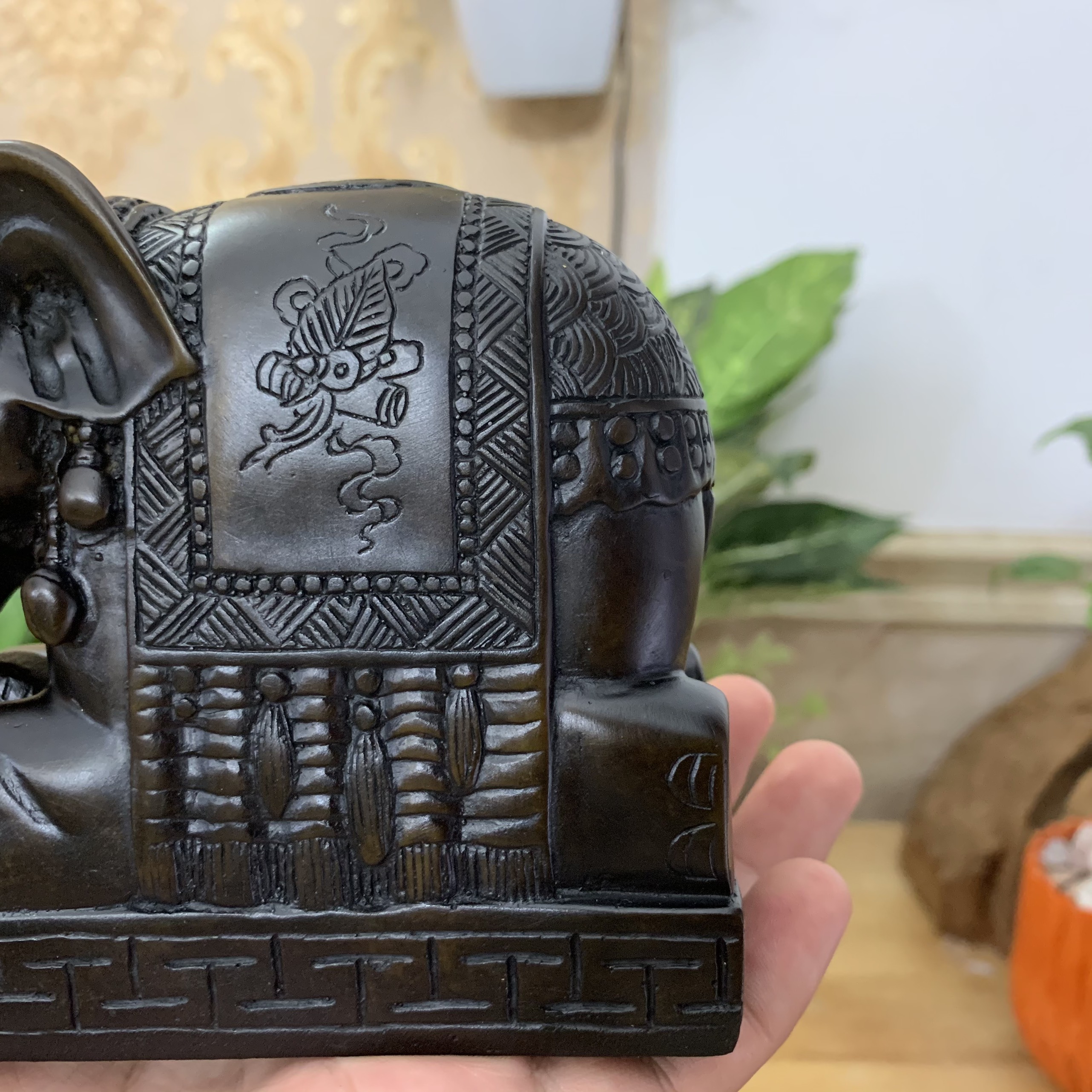 Tượng voi đá trang trí phong thủy dáng voi quỳ phục bảo vệ gia chủ - Dài 12cm