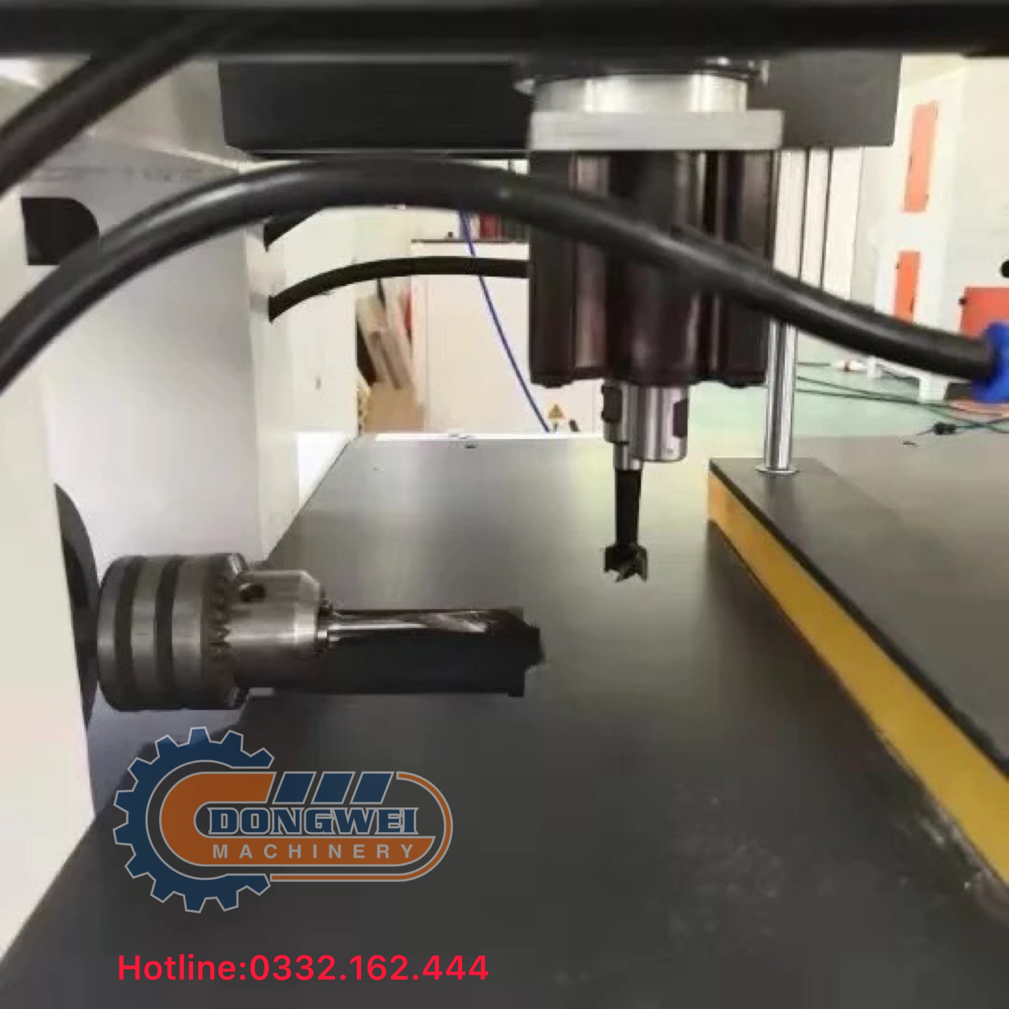 MÁY KHOAN LIÊN KẾT CHỐT CAM, CHỐT GỖ KẾT HỢP KHOAN BẢN LỀ 2 ĐẦU TỰ ĐỘNG. HỆ THANH TỲ HƠI GIÚP GIỮ VÁN ỔN ĐỊNH