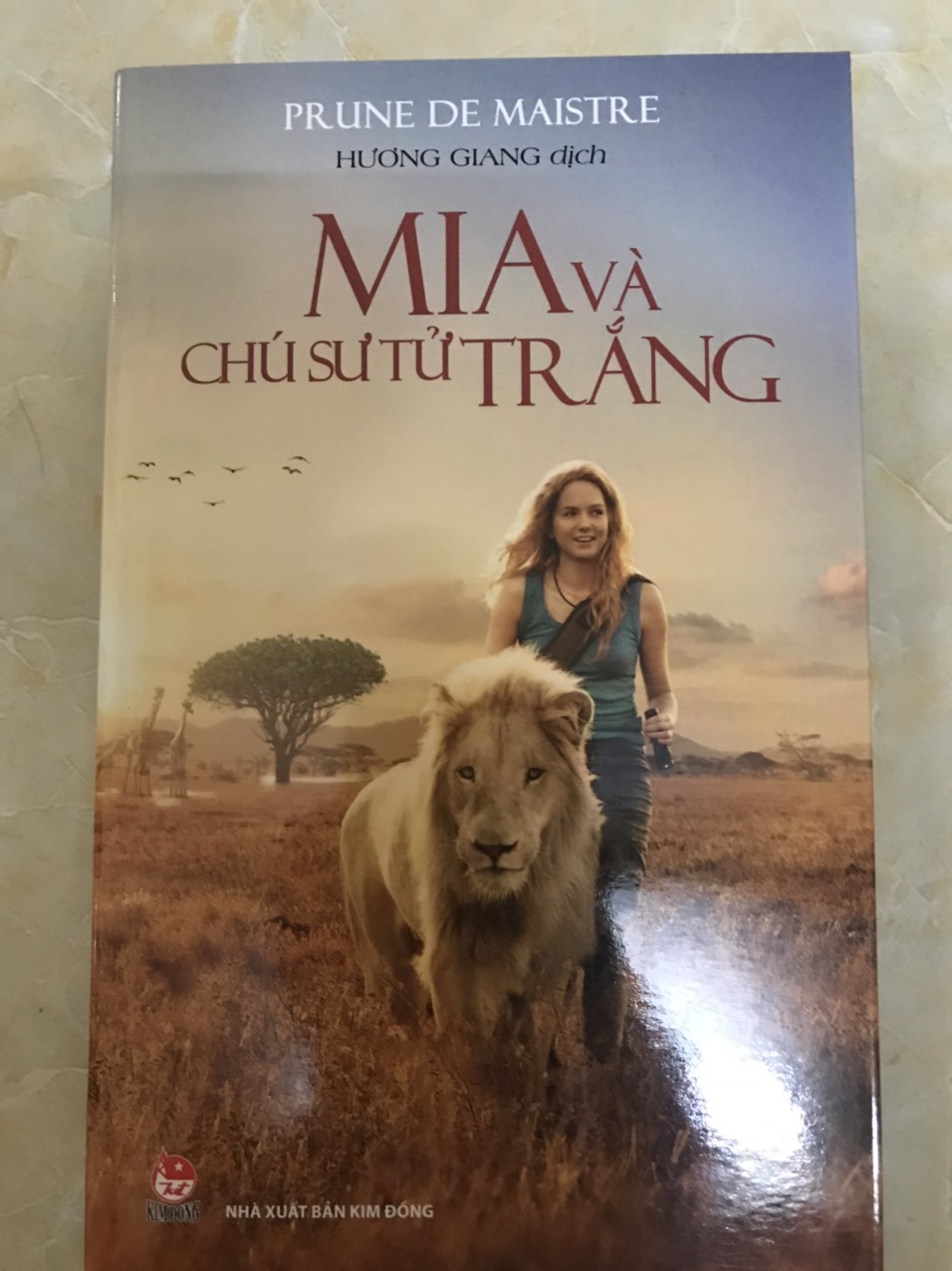 Mia và chú sư tử trắng