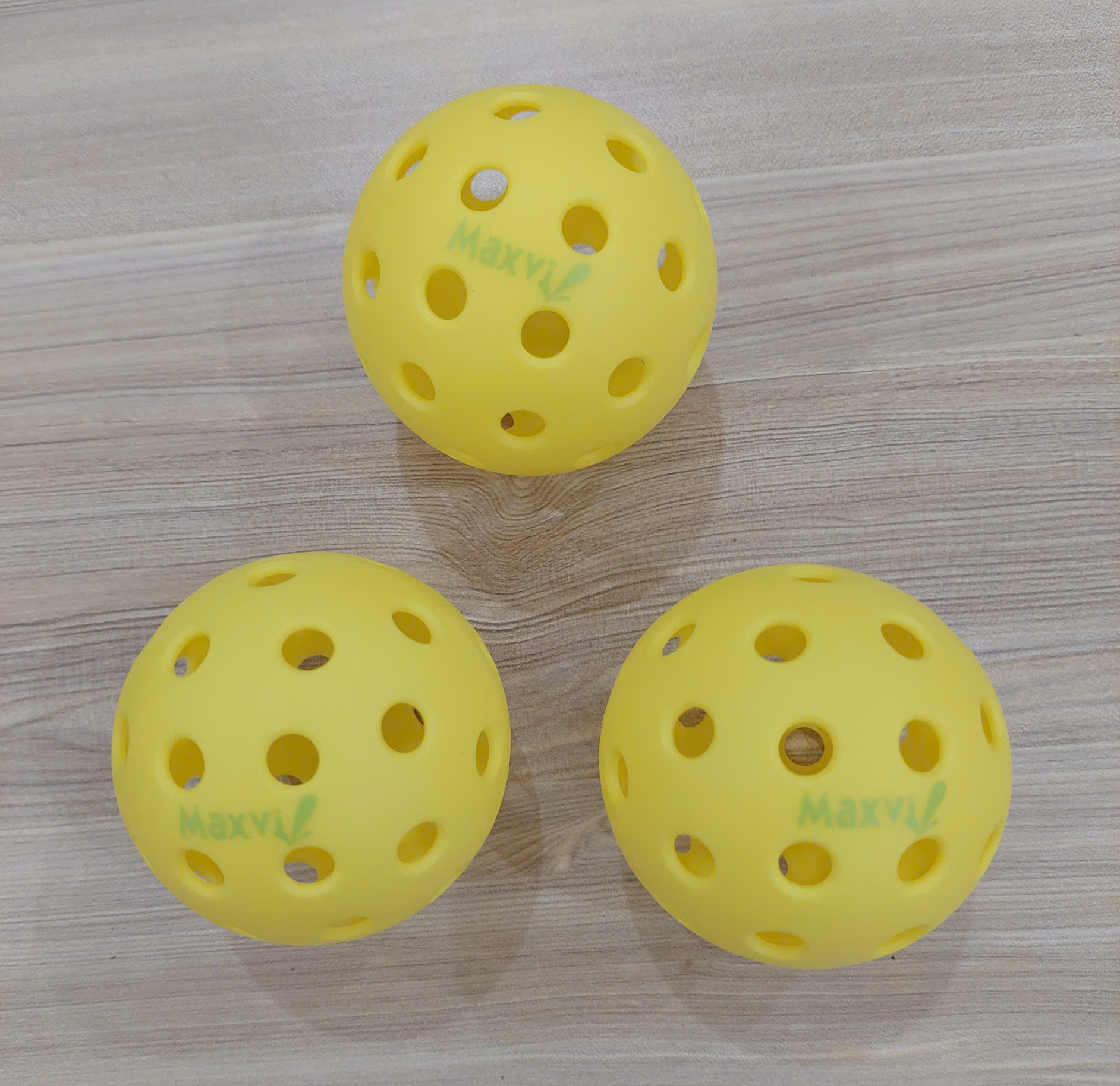 MAXVI: Bóng Pickleball 40 lỗ chơi trong nhà   |   Bóng Pickleball 26 lỗ chơi ngoài trời  |  Bóng Pickleball thi đấu  |   Bóng Pickleball đường kính 74mm  |   Bóng Pickleball chất liệu PE  |  Banh Pickleball