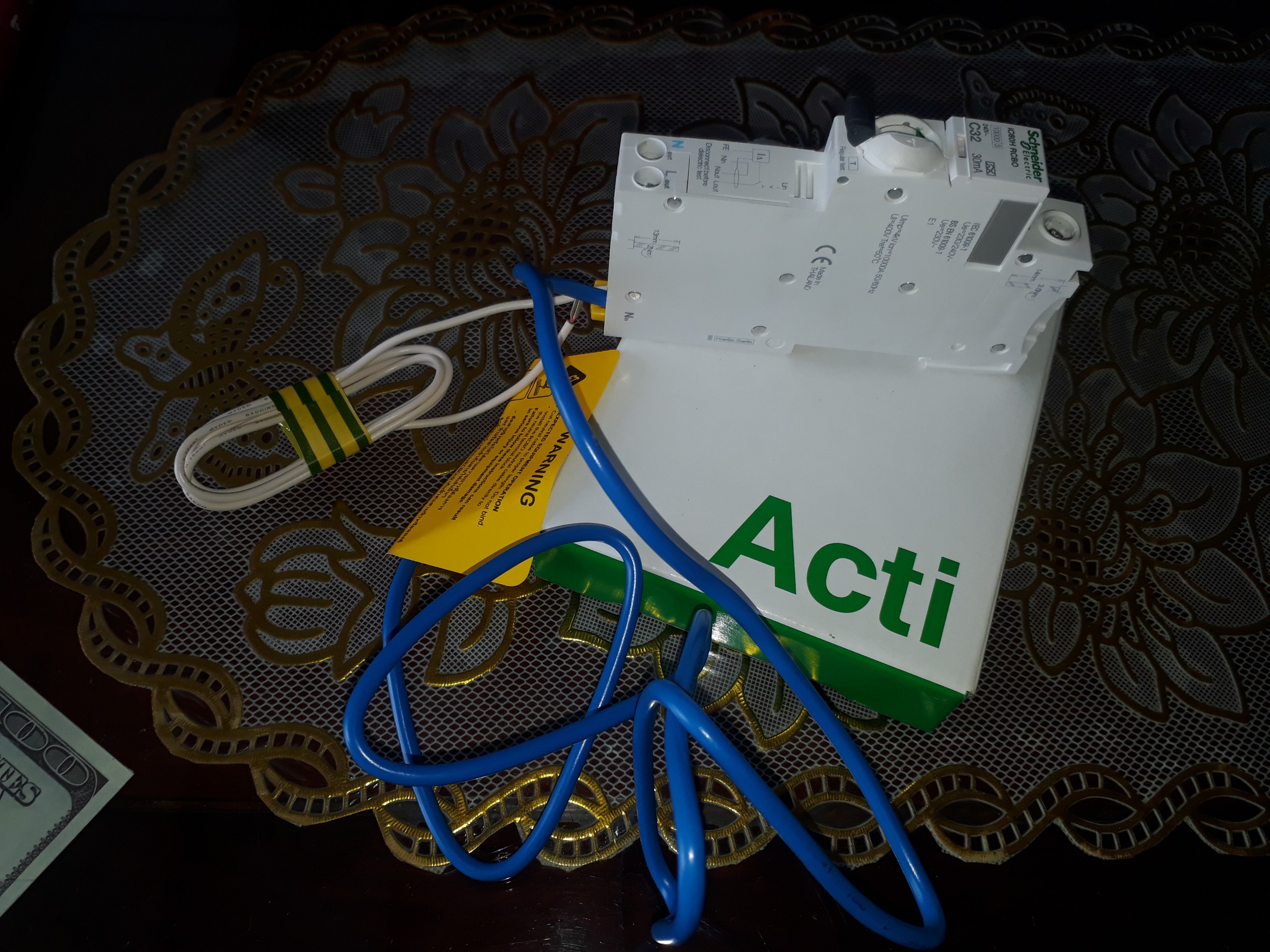 Cầu dao chống giật RCBO 1P+N-32A- 30mA Schneider
