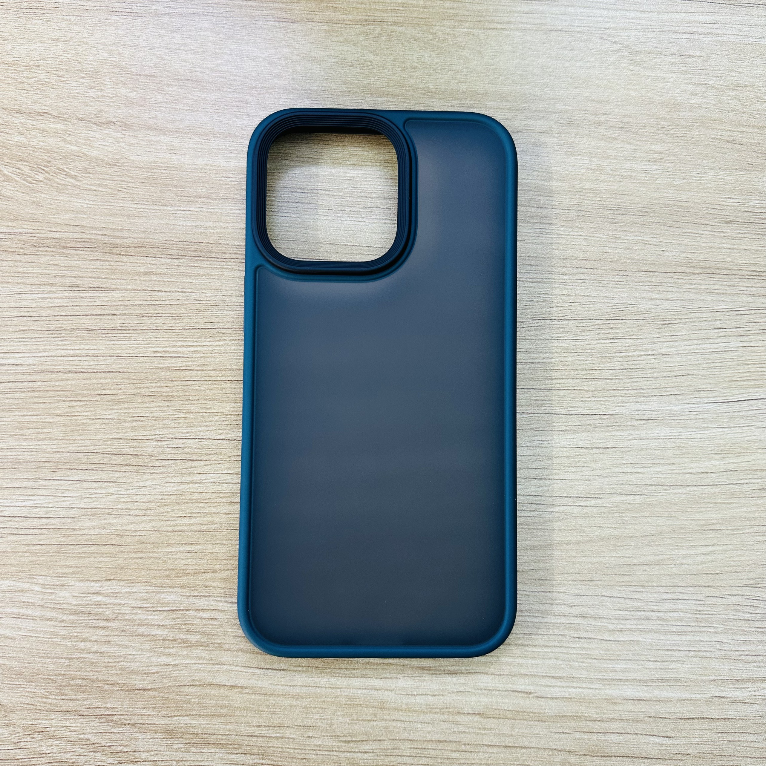 Ốp lưng dành cho iPhone 13 Pro max Likgus lưng nhám viền màu- Hàng chính hãng