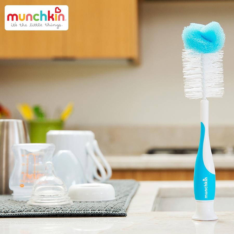 Cọ bình sữa có đầu mút Munchkin, là trợ thủ đắc lực giúp Mẹ nhanh chóng dễ dàng vệ sinh