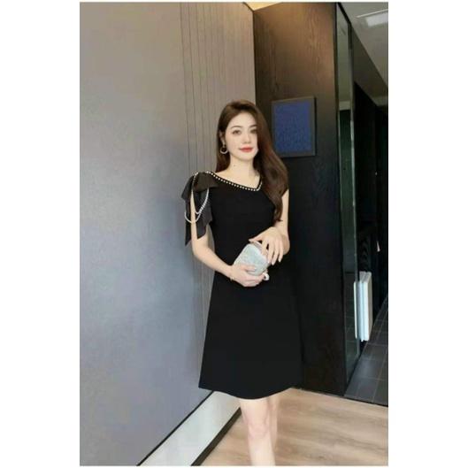 HÀNG NHẬP - ĐẦM SUÔNG CỔ LỆCH ĐÍNH HẠT CHÂU 1 BÊN VAI KẾT NƠ HẠT CHÂU