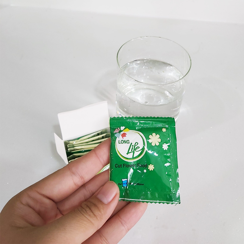 Set 50 gói Bột Dung Dịch Dưỡng Hoa LILY Longlife Nhập khẩu Israel giúp hoa Lily tươi lâu gấp 2 lần, cánh hoa đậm màu và 14 ngày không thay nước cắm hoa