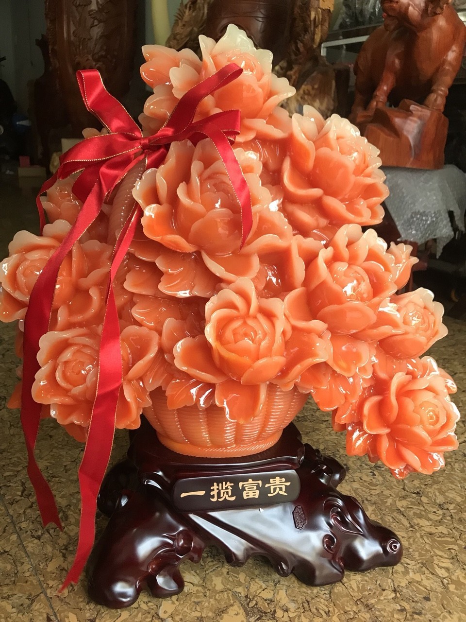 Tượng Bình Hoa Mẫu Đơn Đỏ Cam Mới To Dây Đỏ May Mắn Quá Hoành Tráng Đẹp Lắm Size Cao 55cm Ngang 48cm Sâu 31cm biểu tượng sự Hưng Thịnh , thịnh vượng, phồn vinh, Giàu Sang , Phú Quý, Giàu Sang , Phú Quý trưng phòng khách nhà công công quà tặng ý nghĩa ạ