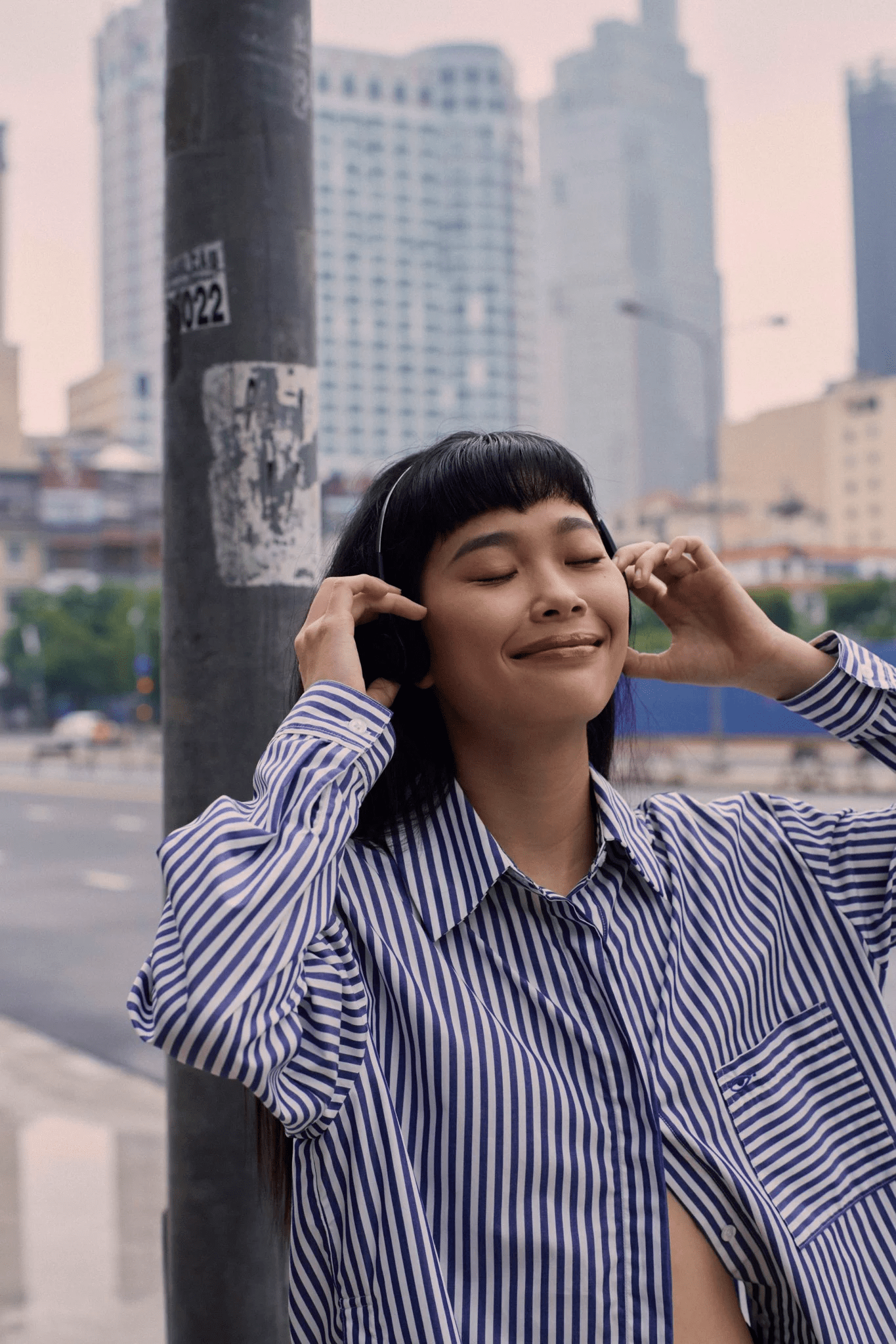 TheBlueTshirt - Áo Sơ Mi Nữ Phom Rộng Sọc Xanh Dương Đậm - Office Life Oversized Pocket Shirt - Bold Stripe
