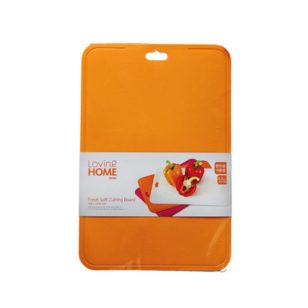 Thớt Nhựa Loving Home 26.5 x 39 x 0.2 cm (Giao màu ngẫu nhiên)