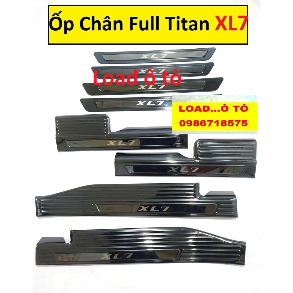 Ốp Bậc Cửa, Nẹp Bước Chân Xe Suzuki XL7 2022-2020 Vân Titan Cao Cấp, Mẫu Chữ XL7 Bóng