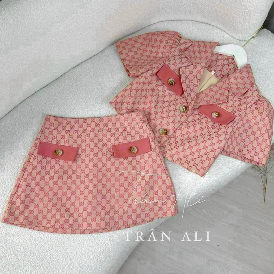 Set váy nữ cổ vest croptop họa tiết chữ đính nút thích hợp cho các nàng đi dự tiệc hoặc đi làm sang chảnh, xinh xắn