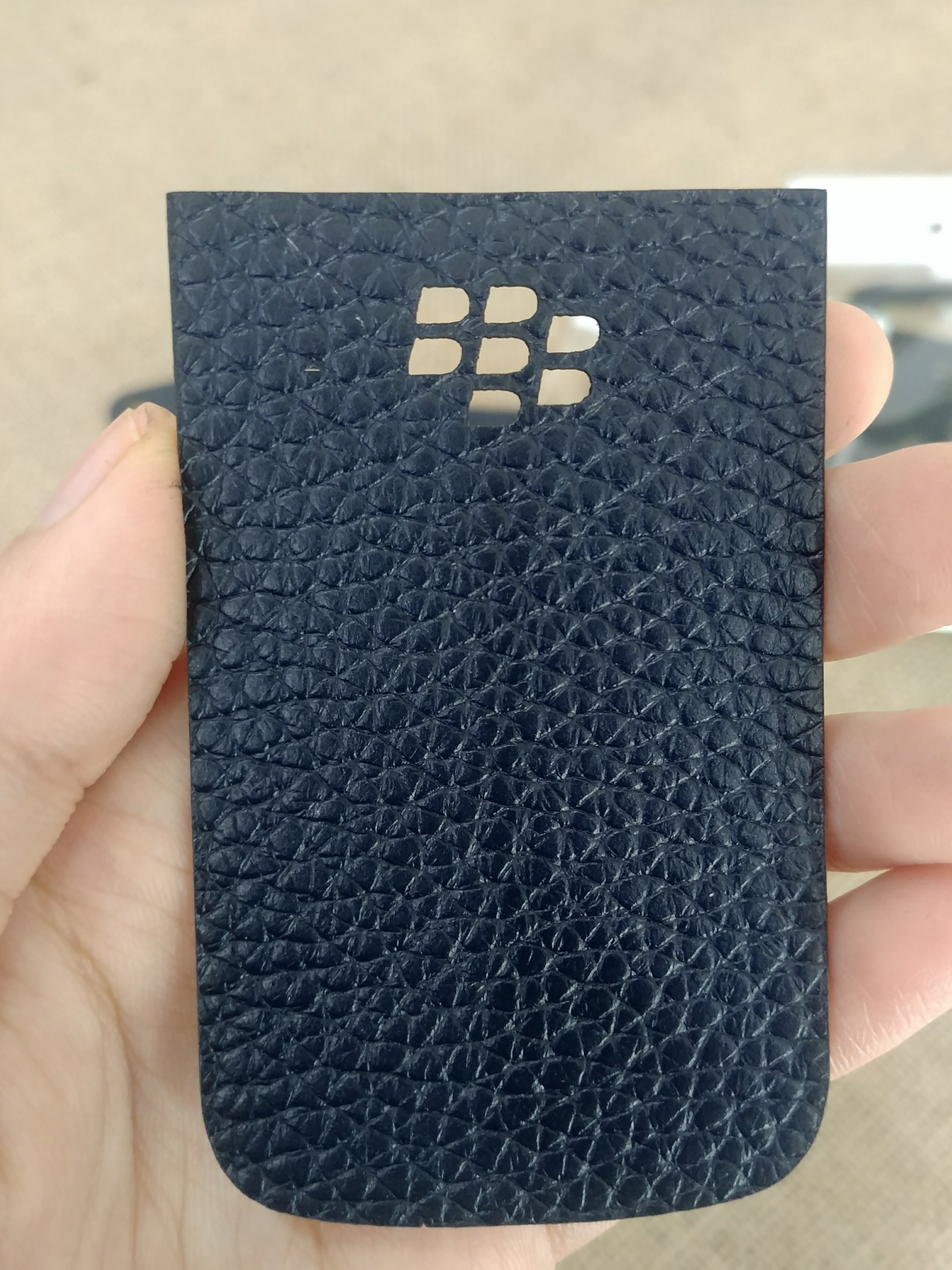 Dán Da Lưng Da Thật  Dành Cho Điện Thoại Blackberry Bold 9900/9930 - Dán Da Màu Đen Bảo Vệ Mặt Lưng