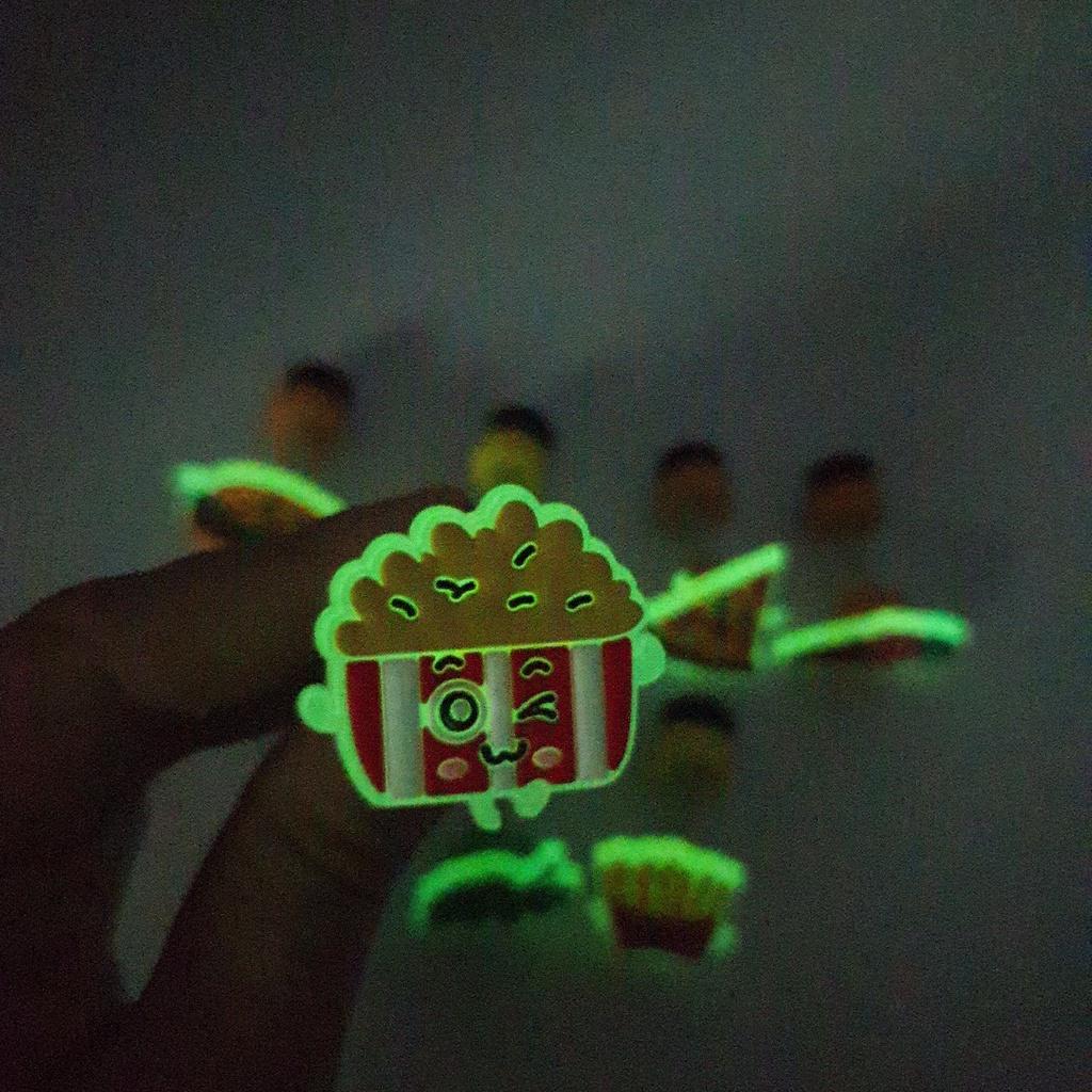 Sticker Jibbitz phản quang tự phát sáng dạ quang gắn dép sục/ duet nữ