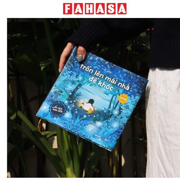 Sách - Trốn Lên Mái Nhà Để Khóc - Ấn Bản Sưu Tầm - Bìa Cứng - Tặng Kèm Bộ Lịch Mini 2026 Được Minh Họa Bởi Tác Giả + Đế Lịch Gỗ + Postcard Độc Quyền Có Chữ Ký Tác Giả + Thiệp Thông Điệp Ngẫu Nhiên - Độc Quyền Fahasa