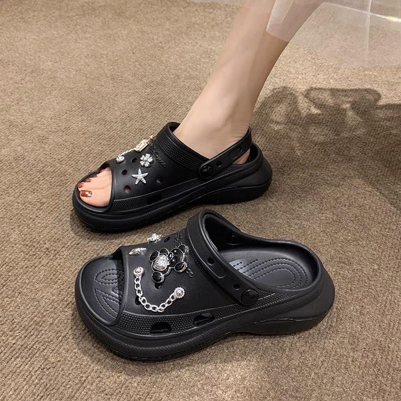 Giày sục cao su siêu nhẹ hở mũi đính hoạ tiết gấu kèm xích - 4P