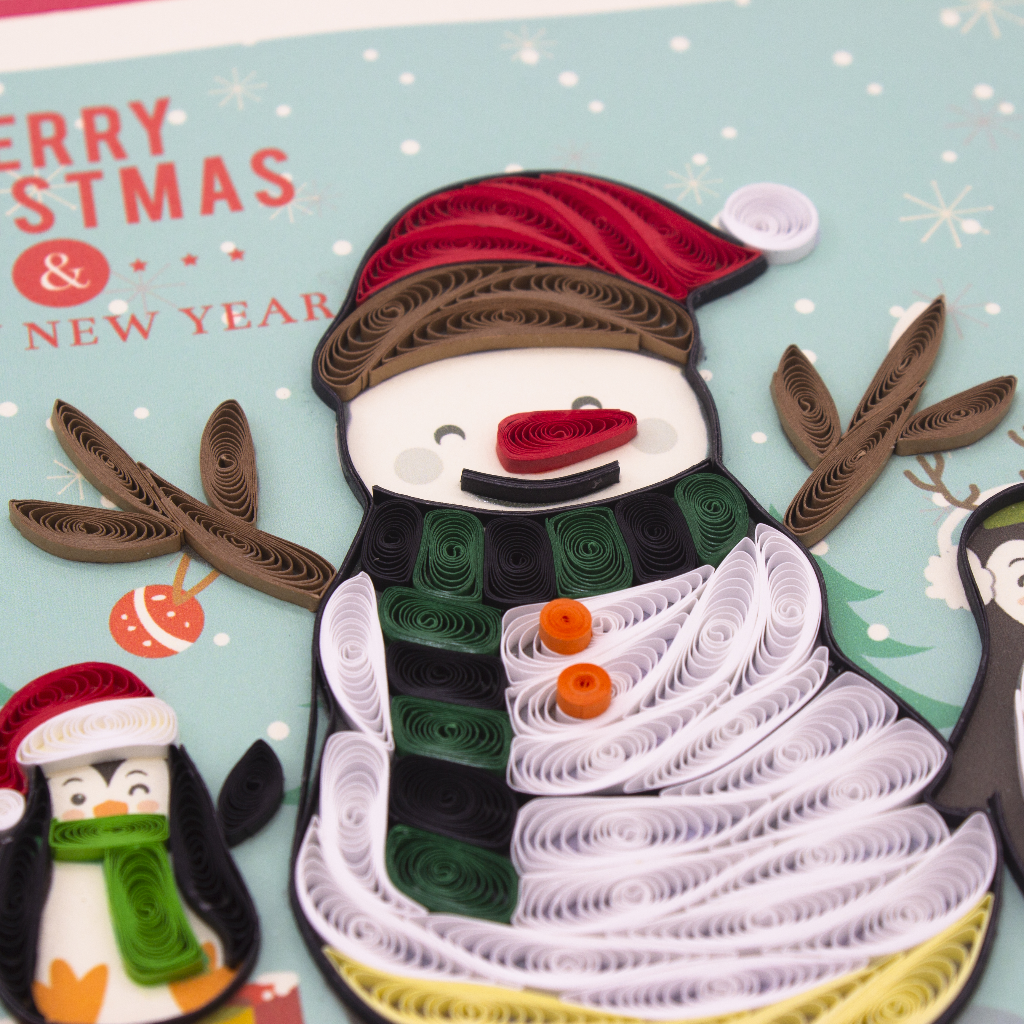Hình ảnh Tiki NowThiệp NOEL Giấy Xoắn Thủ Công (Quilling Card) Người Tuyết Và Chim Cánh Cụt Độc Đáo - Tặng kèm khung giấy để bàn. Thiệp Giáng Sinh handmade độc đáo 