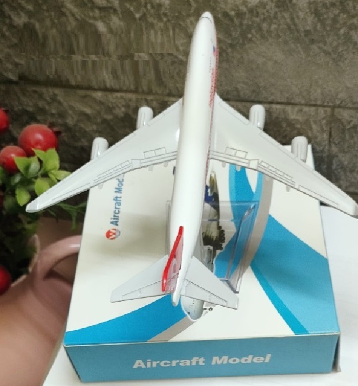 Máy bay mô hình tĩnh B747 Malaysian 16cm