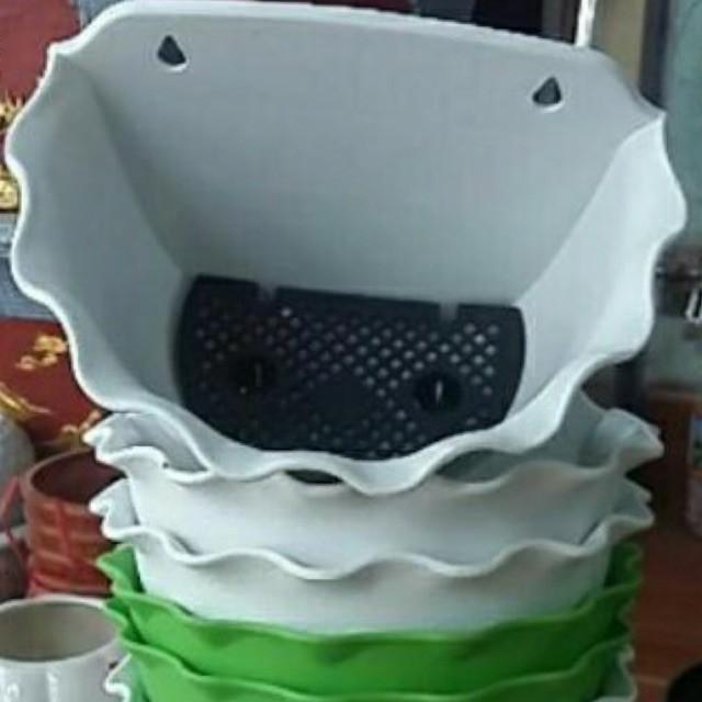 Chậu ốp tường bán nguyệt trồng hoa, cây cảnh có lưới lót chậu