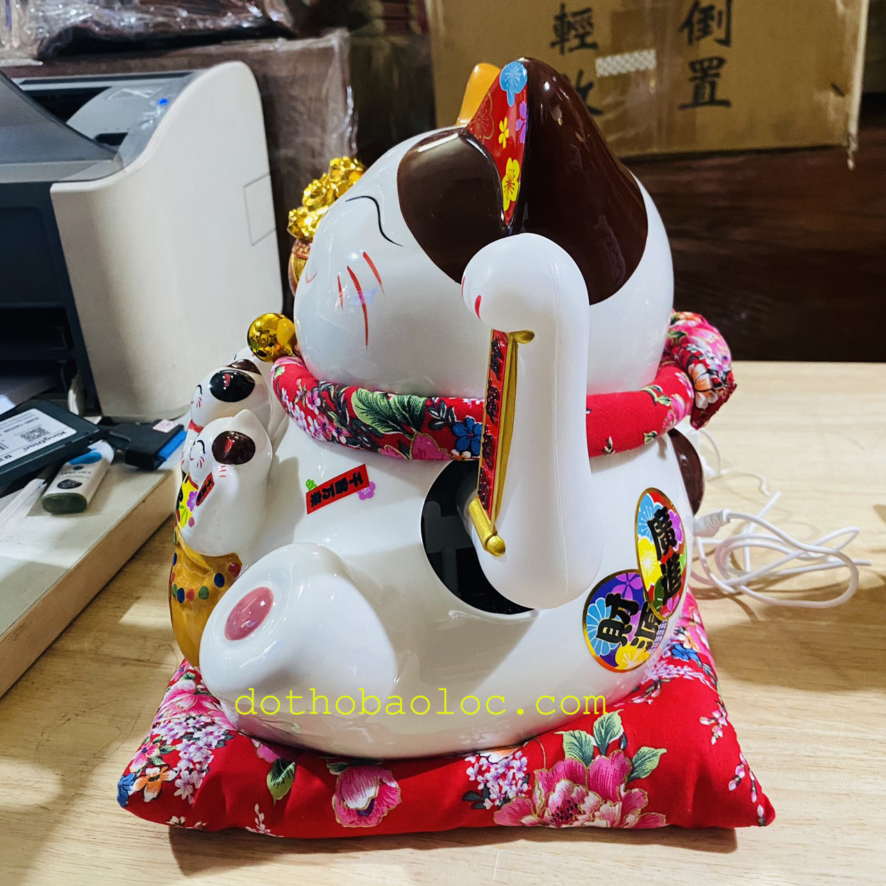 Mèo Thần Tài vẫy tay bằng gốm sứ cao cấp mang lại tài lộc cho gia chủ cao 2 cỡ cao: 20cm, 26cm – Túi vàng