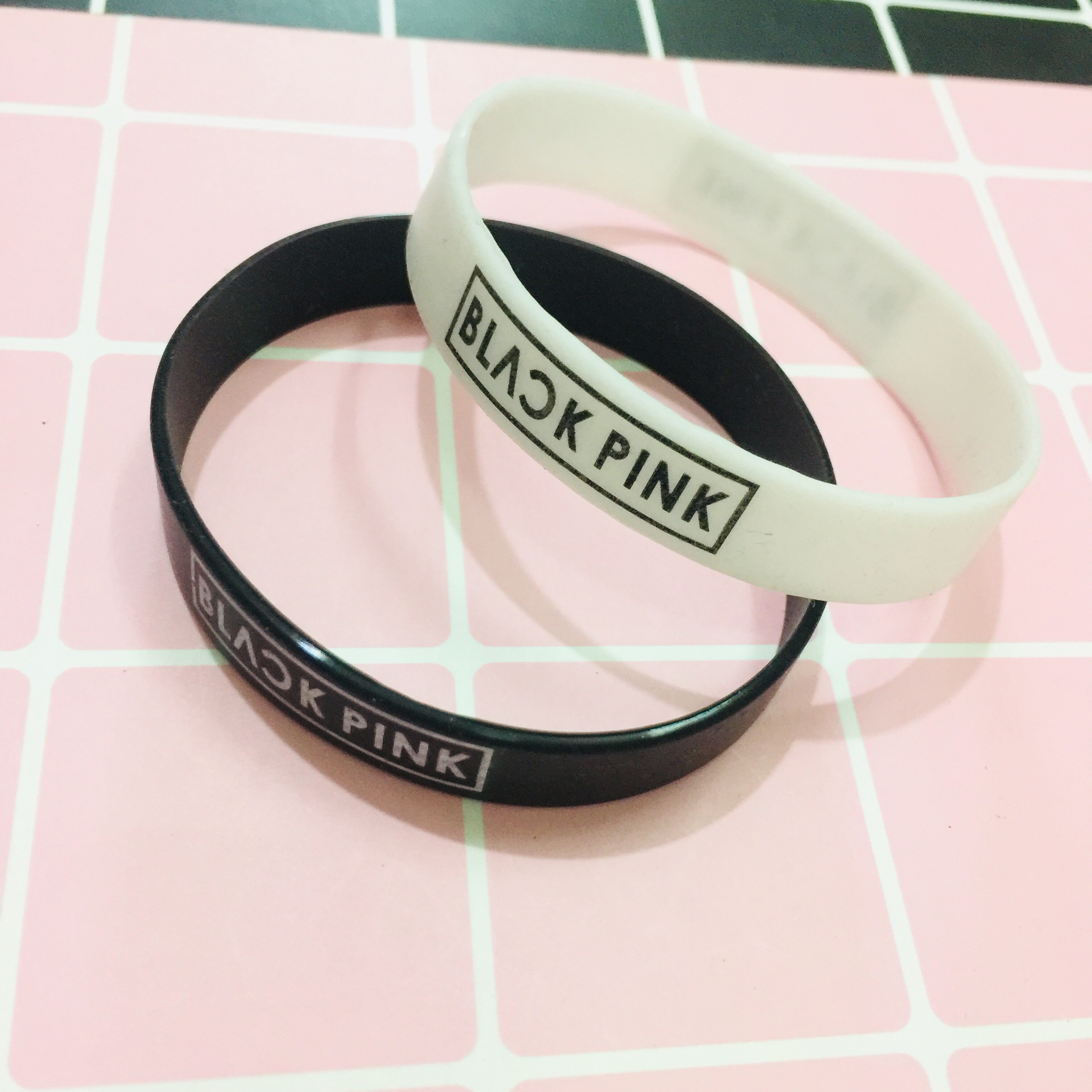 VÒNG TAY. LẮC TAY CAO SU BLACKPINK KPOP COMBO 5 CÁI