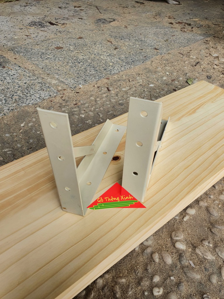 Cặp giá đỡ kệ gỗ dài 20cm bằng sắt đã sơn màu vàng nhạt, rất chắc chắn chịu lực tốt trên 30kg