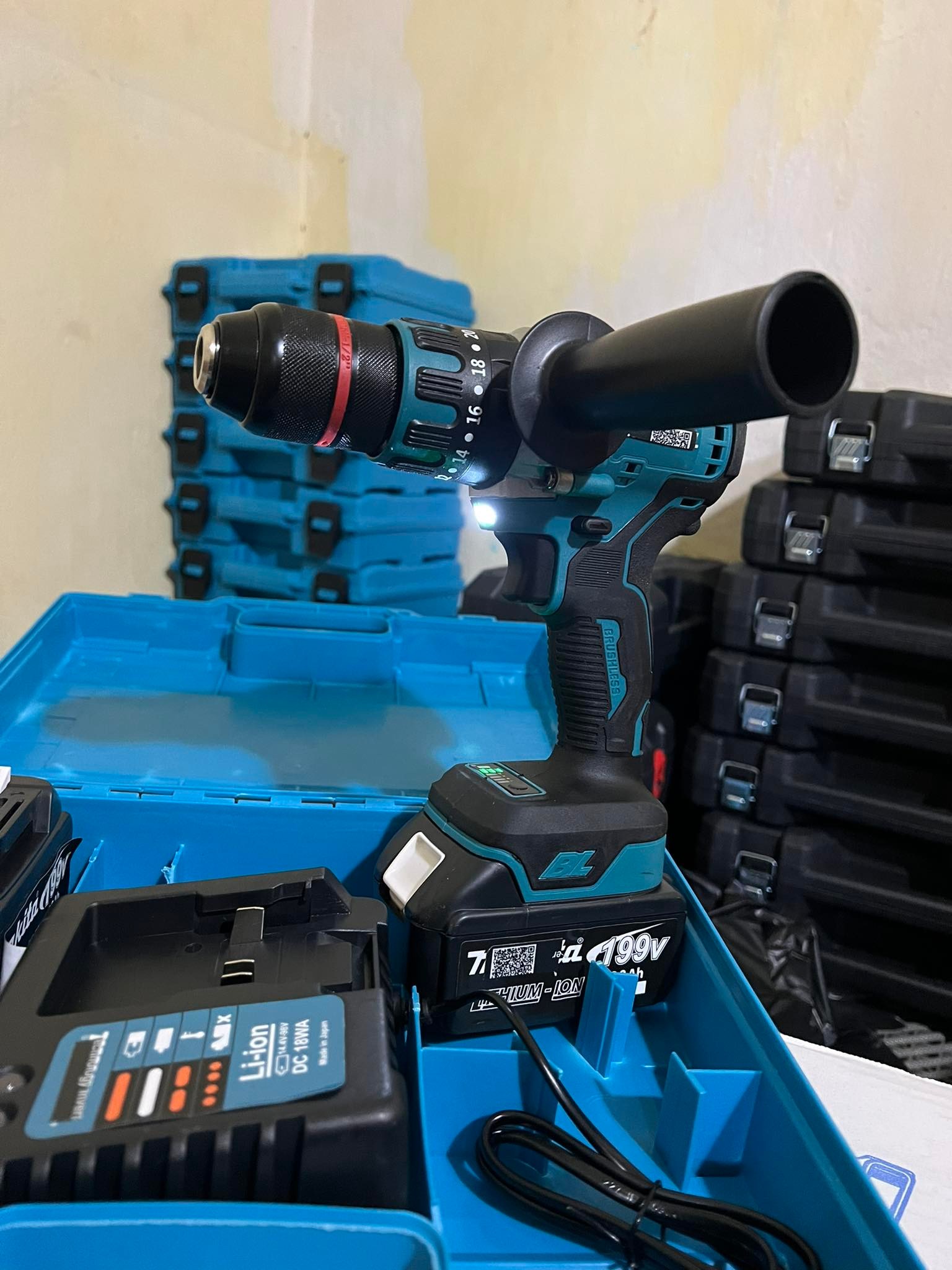 Máy khoan từ sử dụng động cơ không chổi than