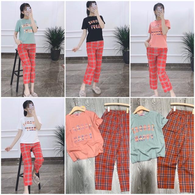 Bộ đồ quần kẻ đỏ áo in chữ cá tính cho nữ