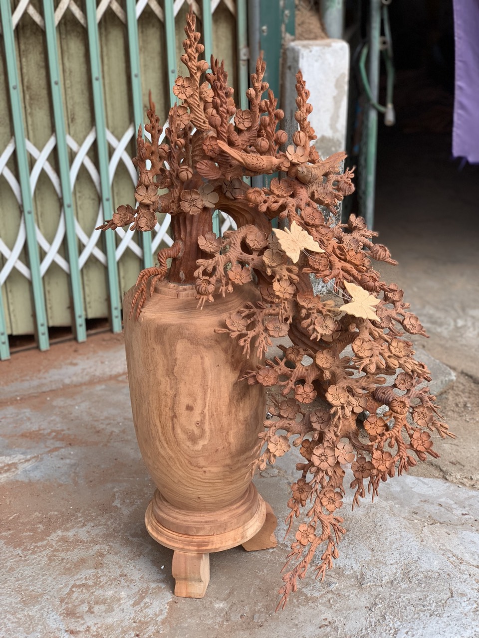 2 bình hoa mai lan phú quý phong thủy bằng gỗ hương kt cao 98×55×50cm đẹp long lanh