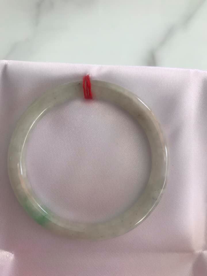 Vòng cẩm thạch tự nhiên TRA 49mm x cọng tròn 7mm Màu trắng bông bóng 1 vân xanh lý tươi rất đẹp Nữ 45kg - 51kg ạ