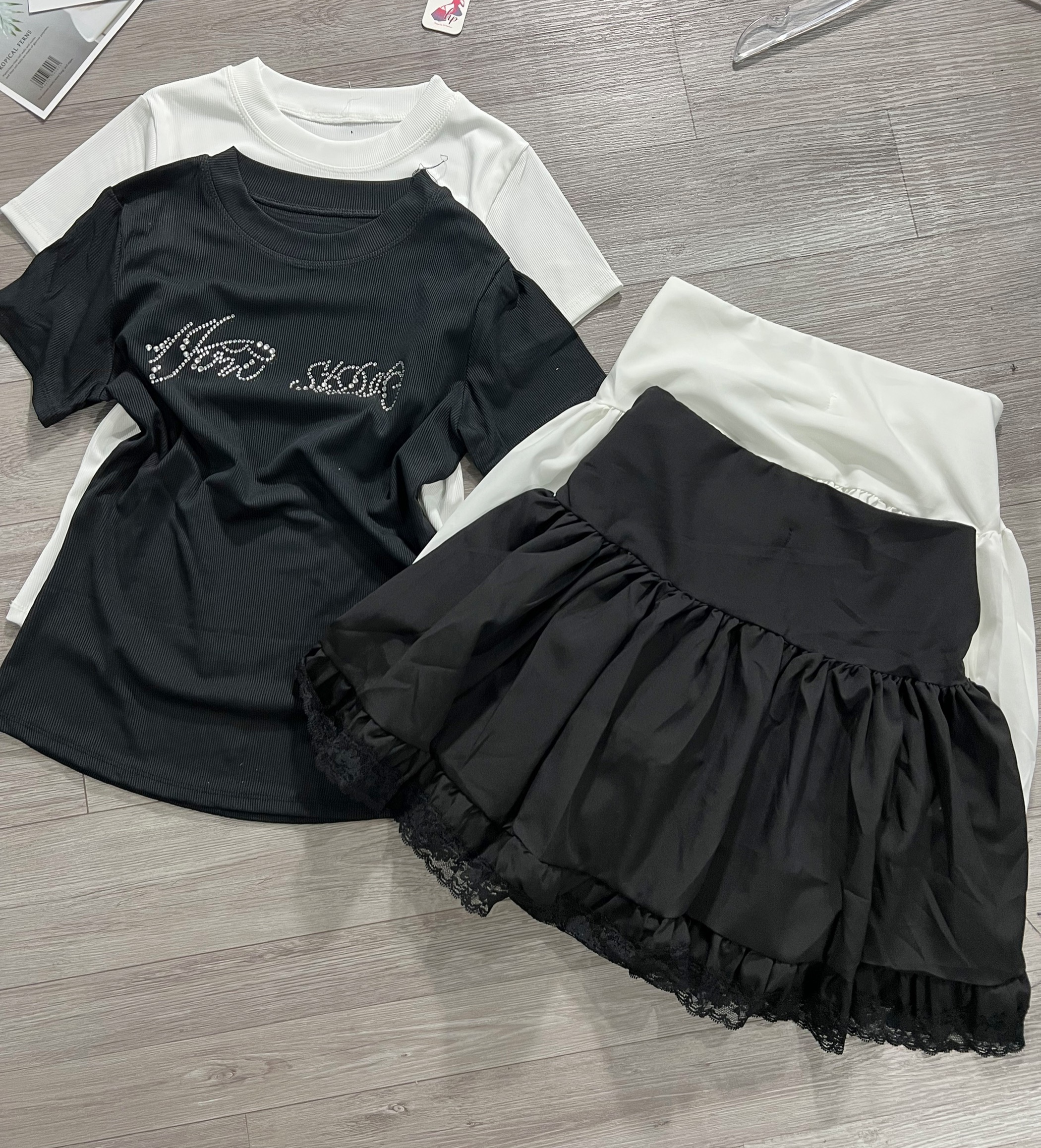 Set áo chữ đính đá kèm chân váy phối ren