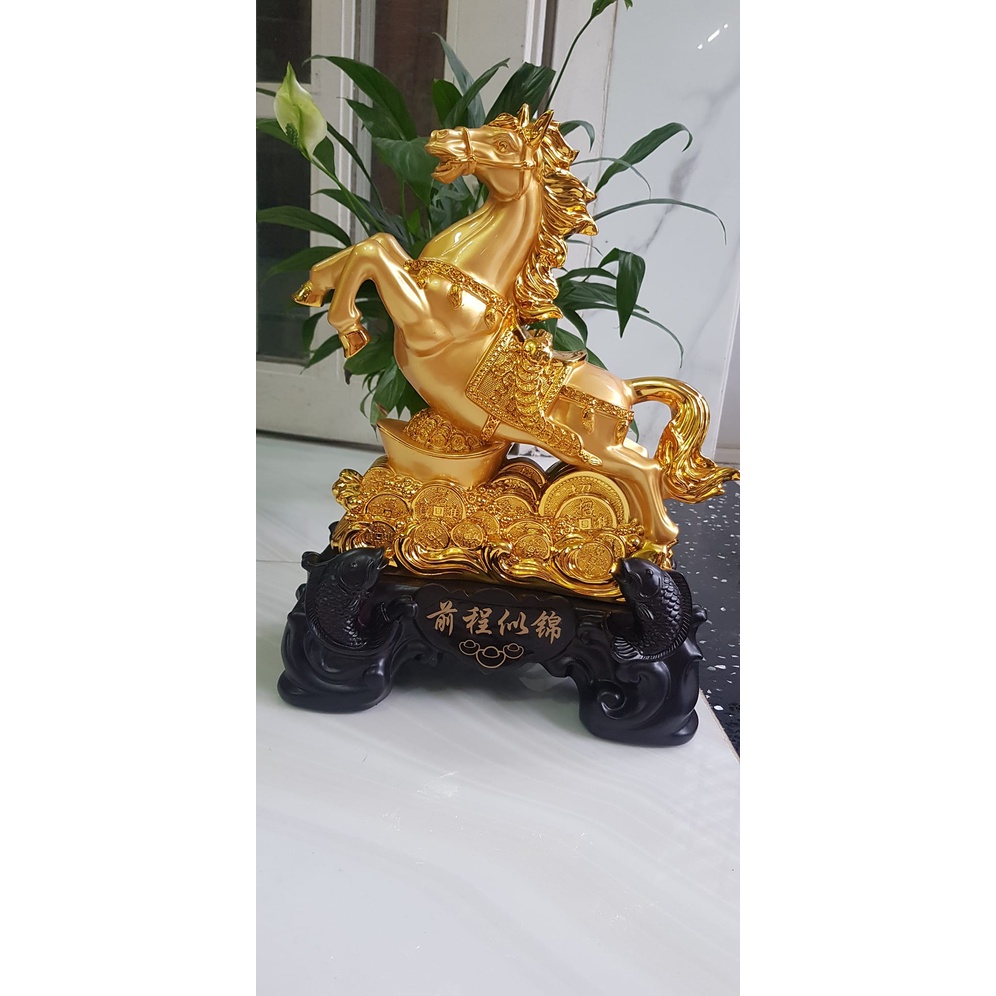 Tượng Ngựa Phong Thuỷ Vàng Đứng Thỏi Xiền Vàng To Đầy Vàng ở dưới 2 Con Cá Chép Ngồi Vẫy đuôi đế gỗ Size cao 36cm x Ngang 27cm x Sâu 15cm Biểu Tượng Mã Đáo Thành Công Tiền Tài Lộc vào Đầy Túi Trưng Phòng Khách Nhà, công ty , quà tặng ý nghĩa ạ