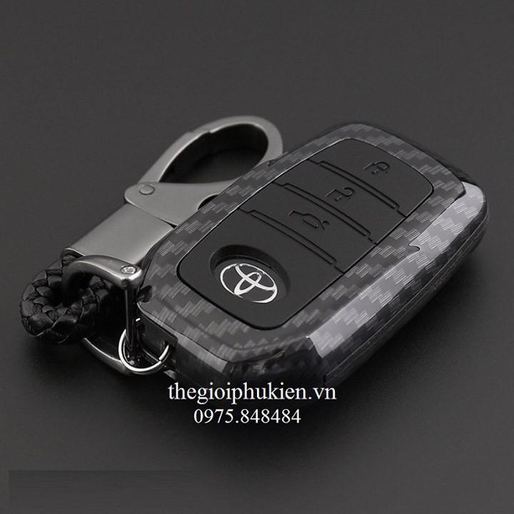 Ốp bọc chìa khóa xe Toyota Fortuner, Camry, Prado vân Carbon kèm móc đeo INOX