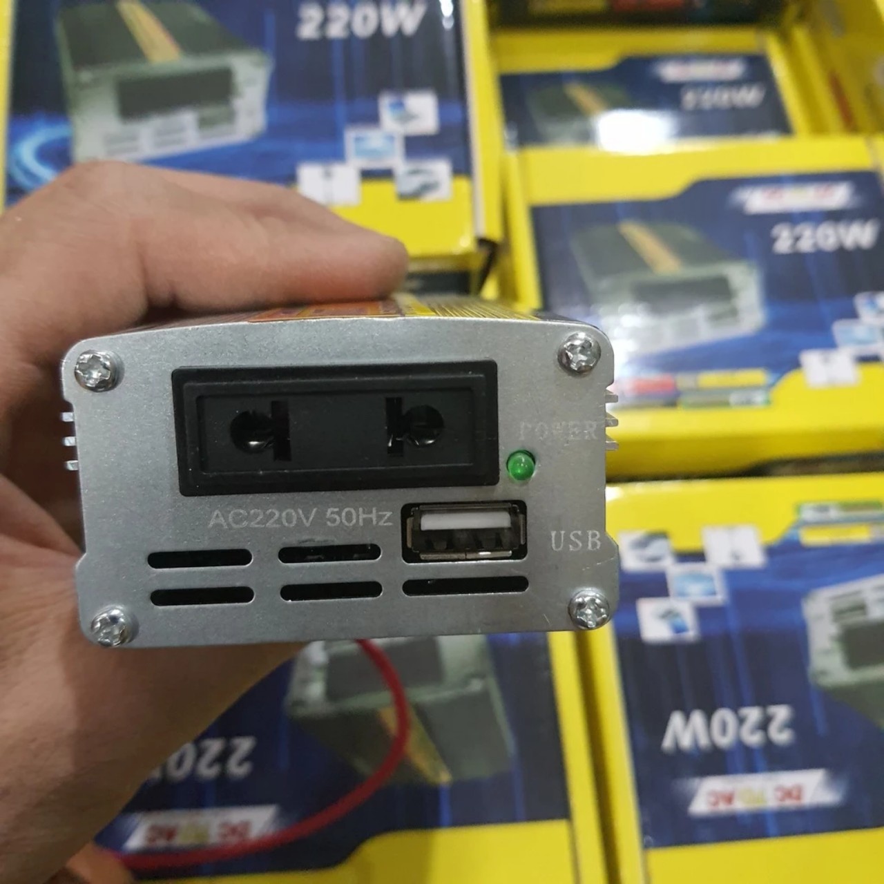 Kích Chuyển Đổi Điện 12V Lên 220V - 220W: Giải Pháp An Toàn Khi Mất Điện Cho Gia Đình Và Xe Ô Tô, ĐÈN TRANG TRÍ