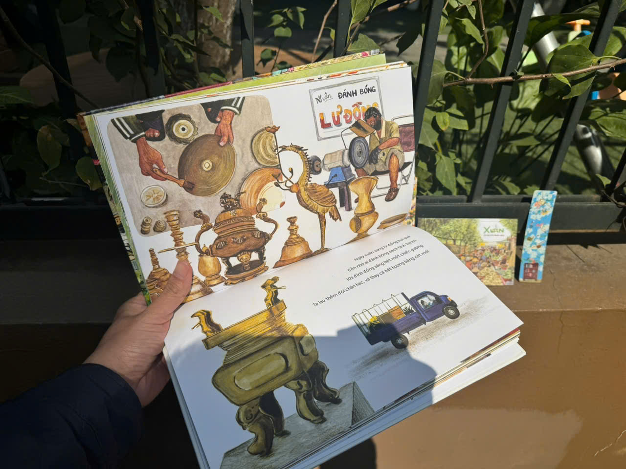 (Tặng kèm tập 5 lì xì, 1 thiệp, 1 bookmark) (Bìa cứng, In màu) XUÂN GỌI BẦU TRỜI NHUỘM NẮNG - Quỳnh Hương, Mía Studio - Slowbooks