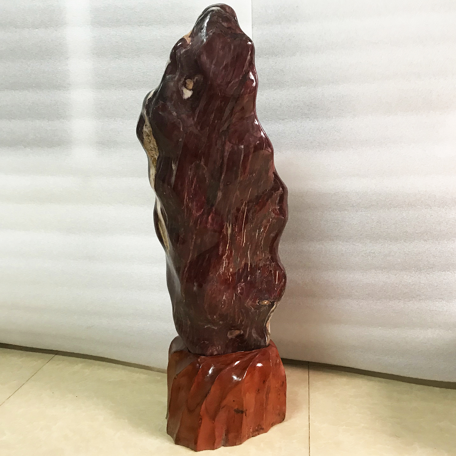 Cây đá tự nhiên màu đỏ đá canxide cao 75 cm nặng 30 kg chân đế gỗ ru72ngc ho người mệnh Thổ va Hỏa