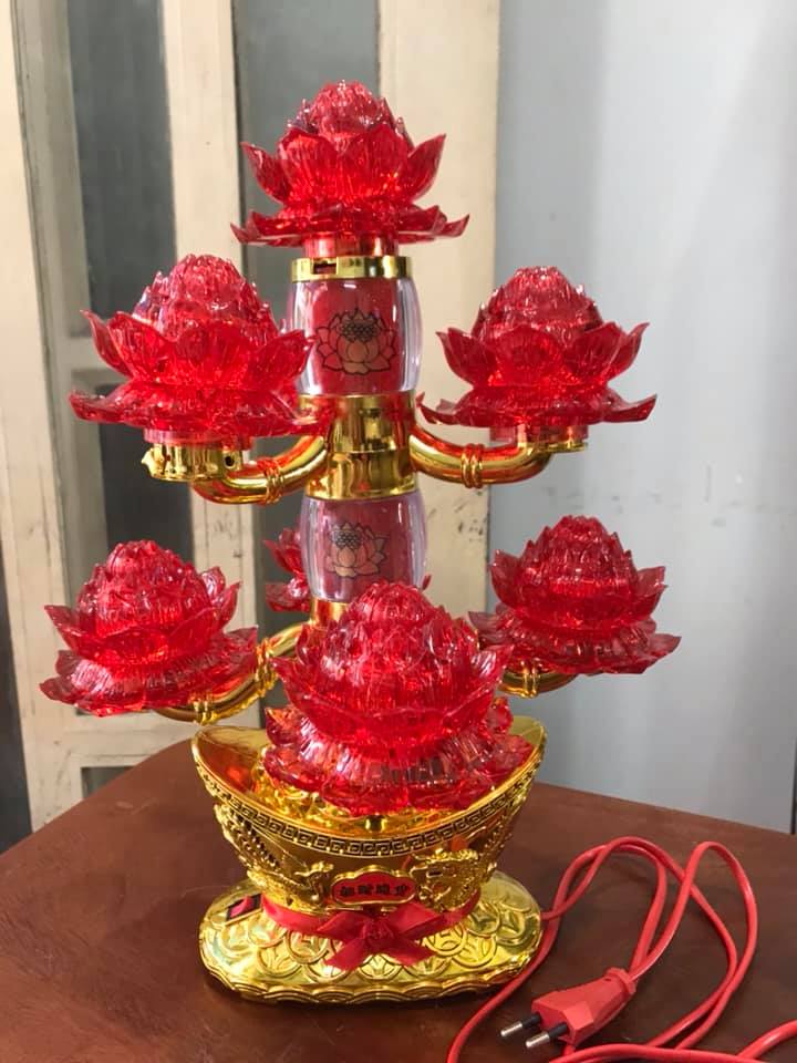CÂY ĐÈN ĐIỆN GỒM 8 BÔNG HOA SEN TO ĐỎ TRÊN THỎI VÀNG ĐẸP RỰC RỠ CAO 36CM ĐK 25CM ĐỂ BÀN THỜ THẦN TÀI BÀN PHẬT