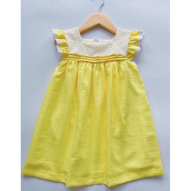 Đầm linen vàng phối ren trắng