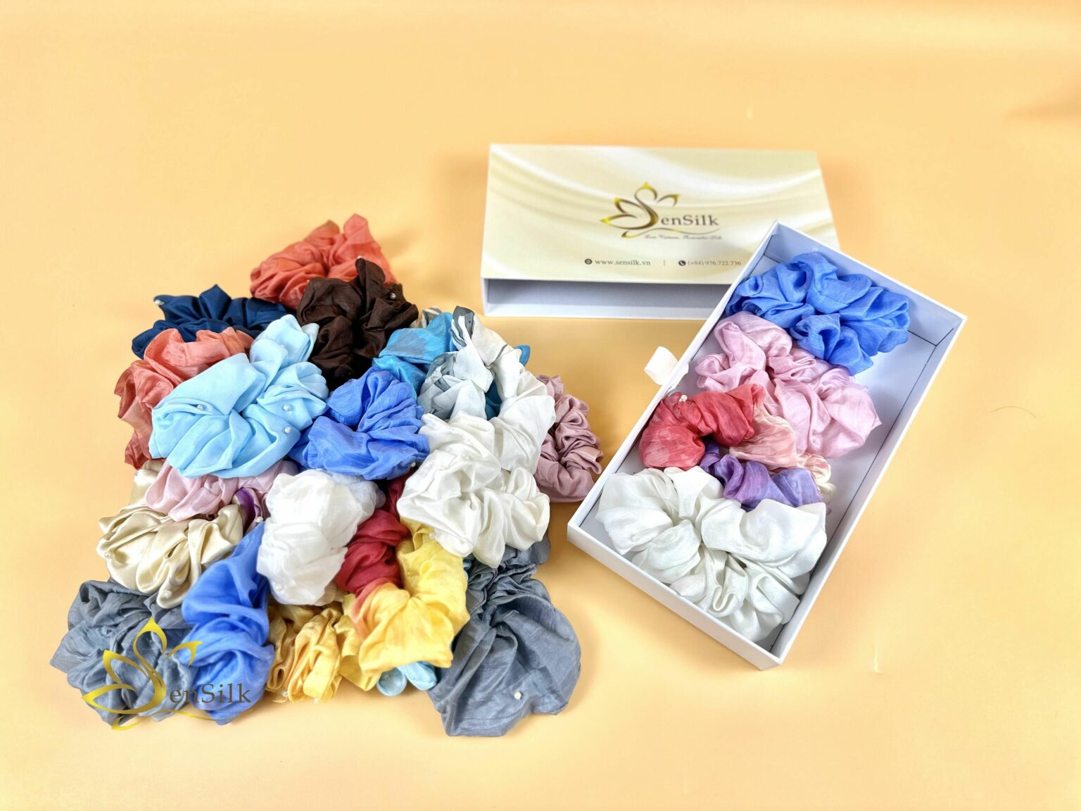 Cột Tóc Lụa Handmade Sen Silk - 100% Mulberry Silk Scrunchies - Hair Ties Gift - Dây Buộc Tóc Thời Trang Cao Cấp Siêu Mát Cực Mềm (Giao mẫu ngẫu nhiên))