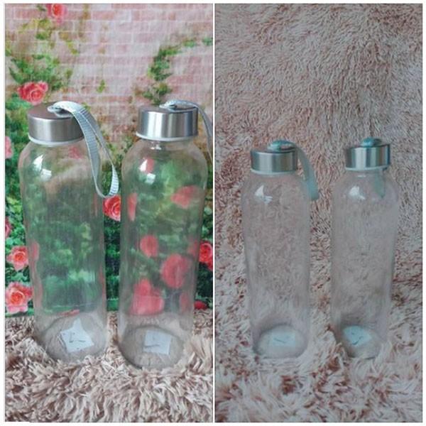 Bình thủy tinh trong suốt có lắp đậy và quai xách..