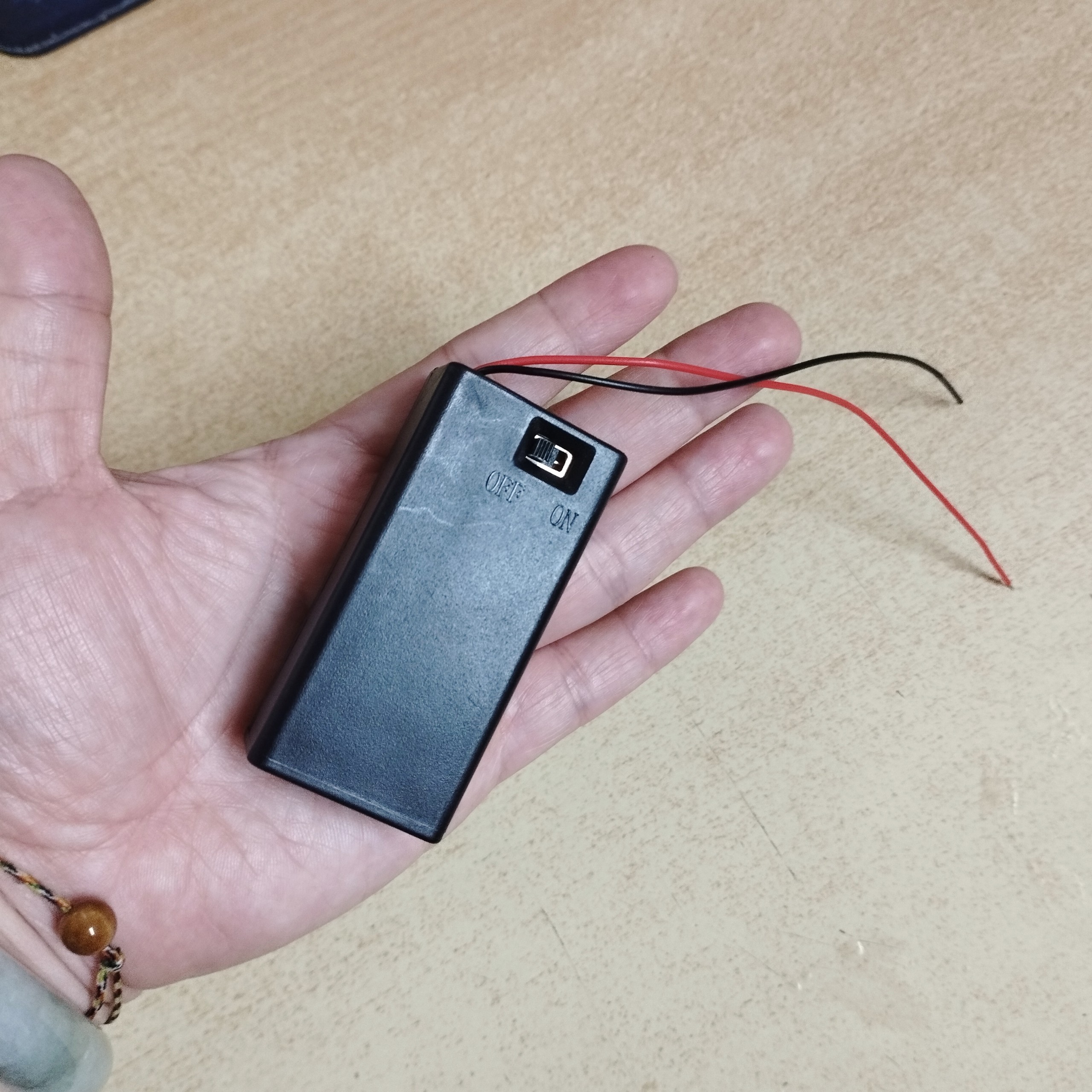Khay pin 9V có nắp đậy kèm công tắc để chế tạo