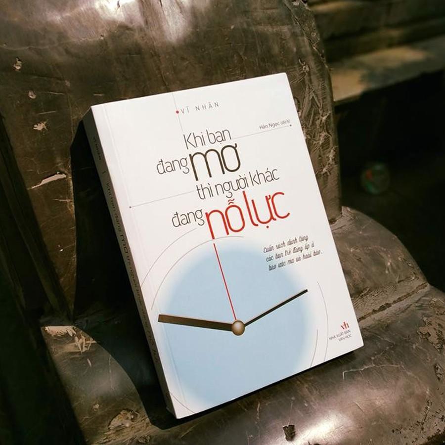 Sách: ComBo 2 Cuốn: Khi Bạn Đang Mơ Thì Người Khác Đang Nỗ Lực  + Nói Nhiều Không Bằng Nói Đúng