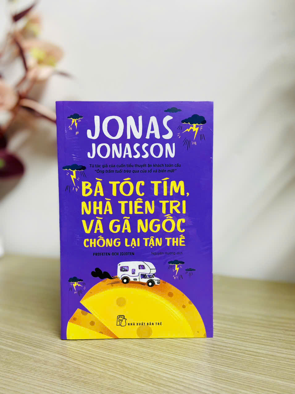Sách Combo Ông trăm tuổi tái xuất và giải cứu thế giới + Bà tóc tím, nhà tiên tri và gã ngốc chống lại thế giới (Chang Book)