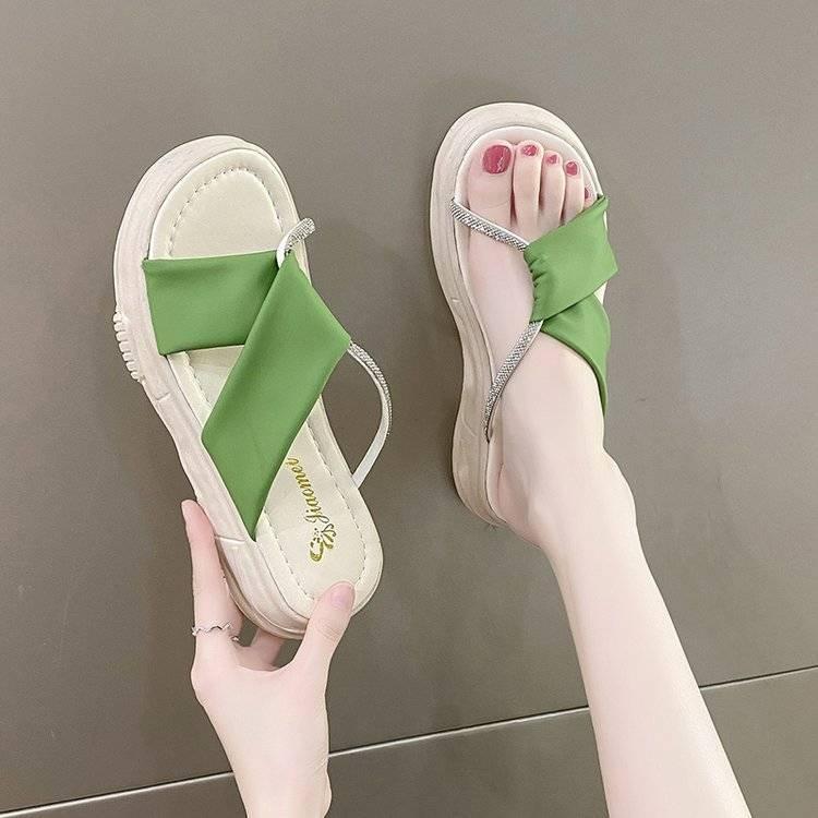 Pearl slippers for women in the summer of 2022, the new style is fashionable to wear thick-soled spongy pastry-soled sandals