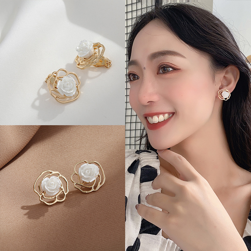 Bông tai nữ hoa hồng viền kim loại thiết kế thanh lịch M103605